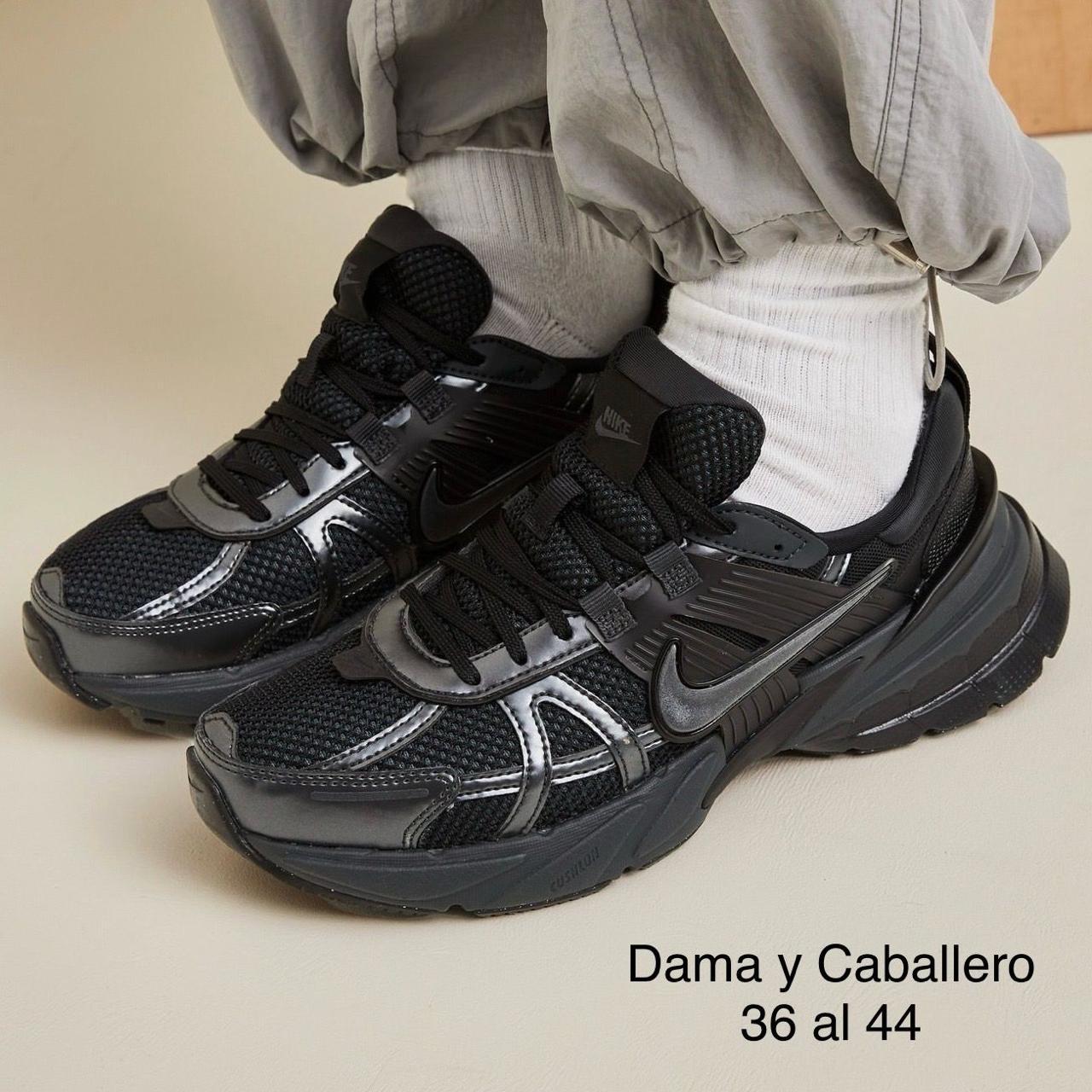 TENIS NIKE V2K NEGROS