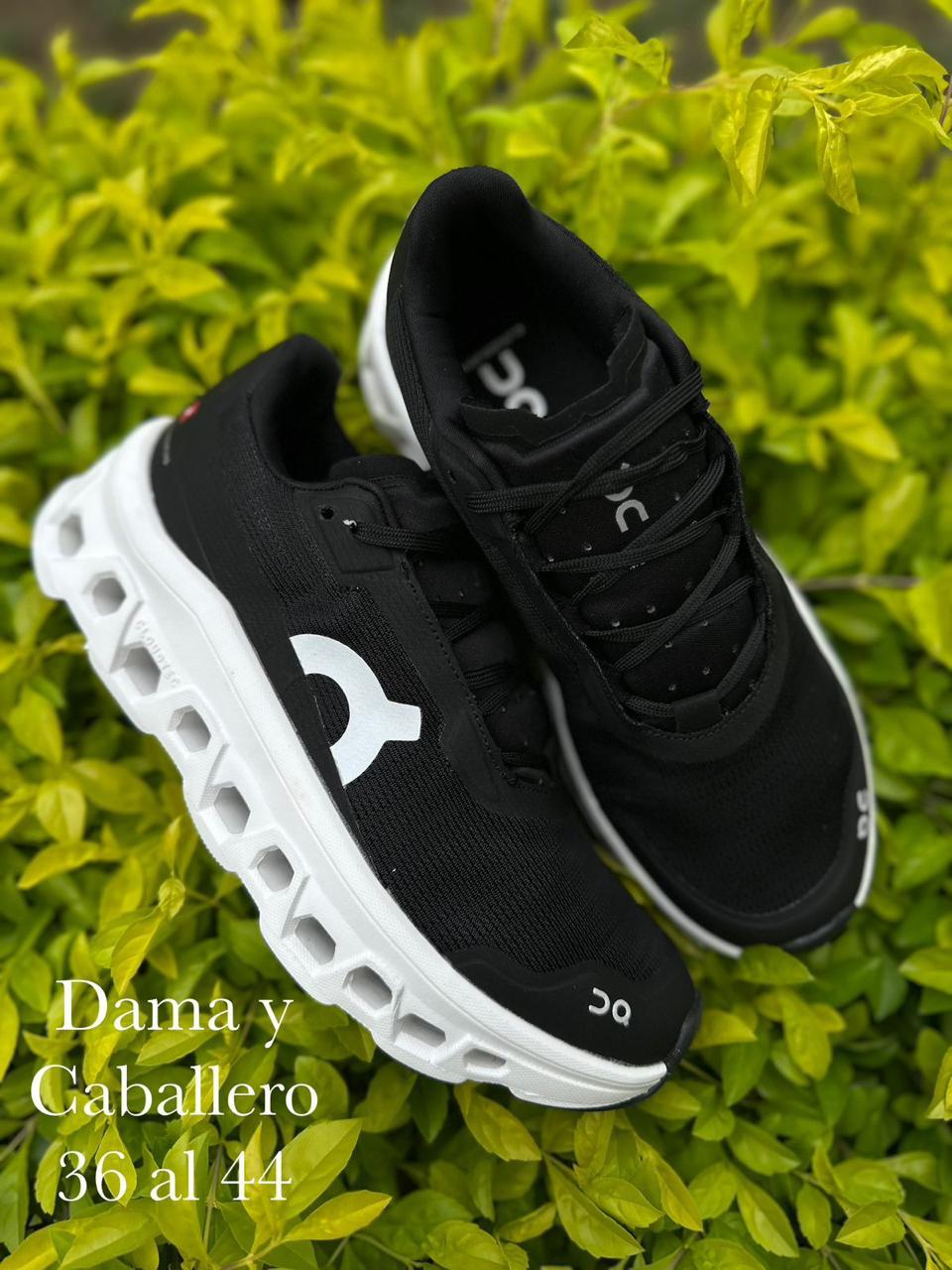 ON MONSTERSCLOUD RUNNING NEGRO/BLANCO