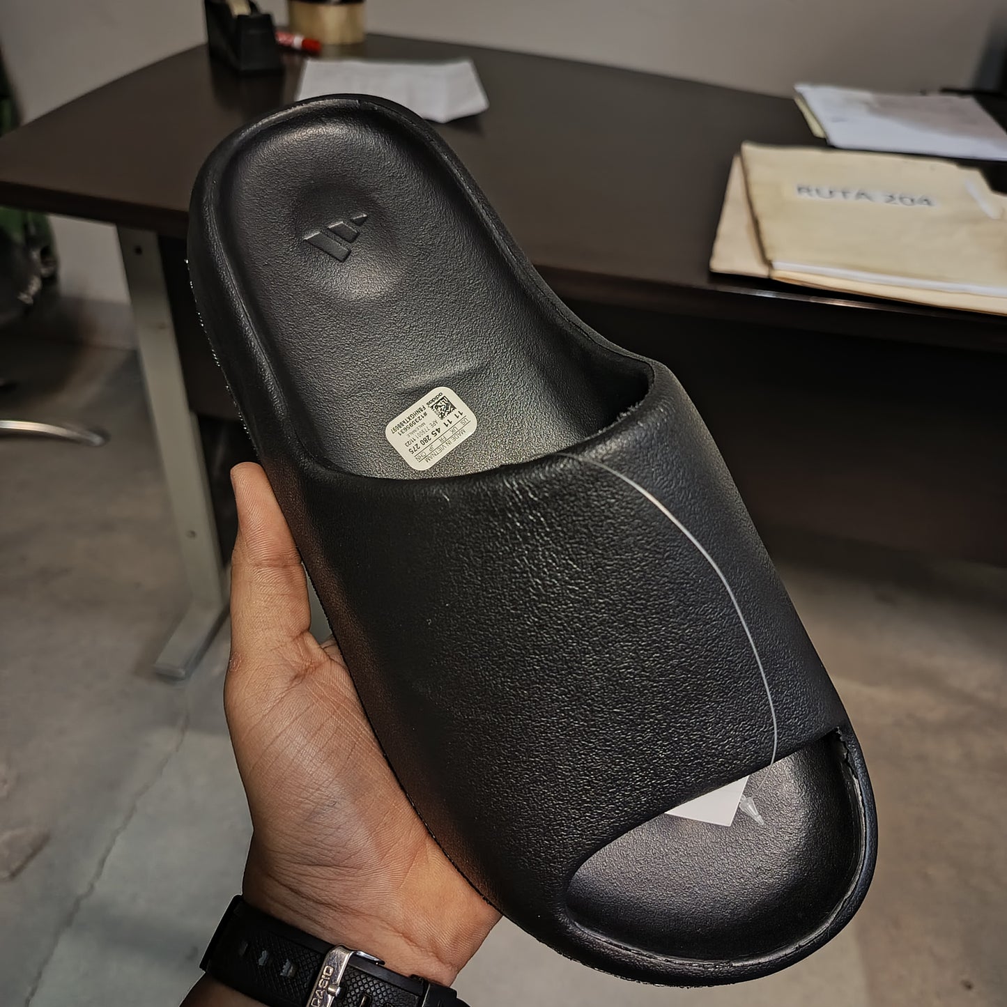 ADIDAS YEZZY SLIDE NEGRAS