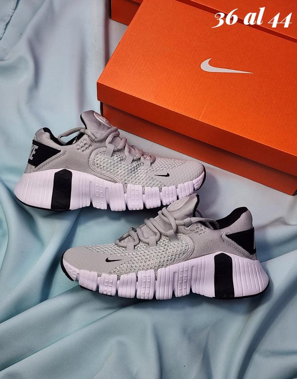 TENIS NIKE METCON GRIS CLARO