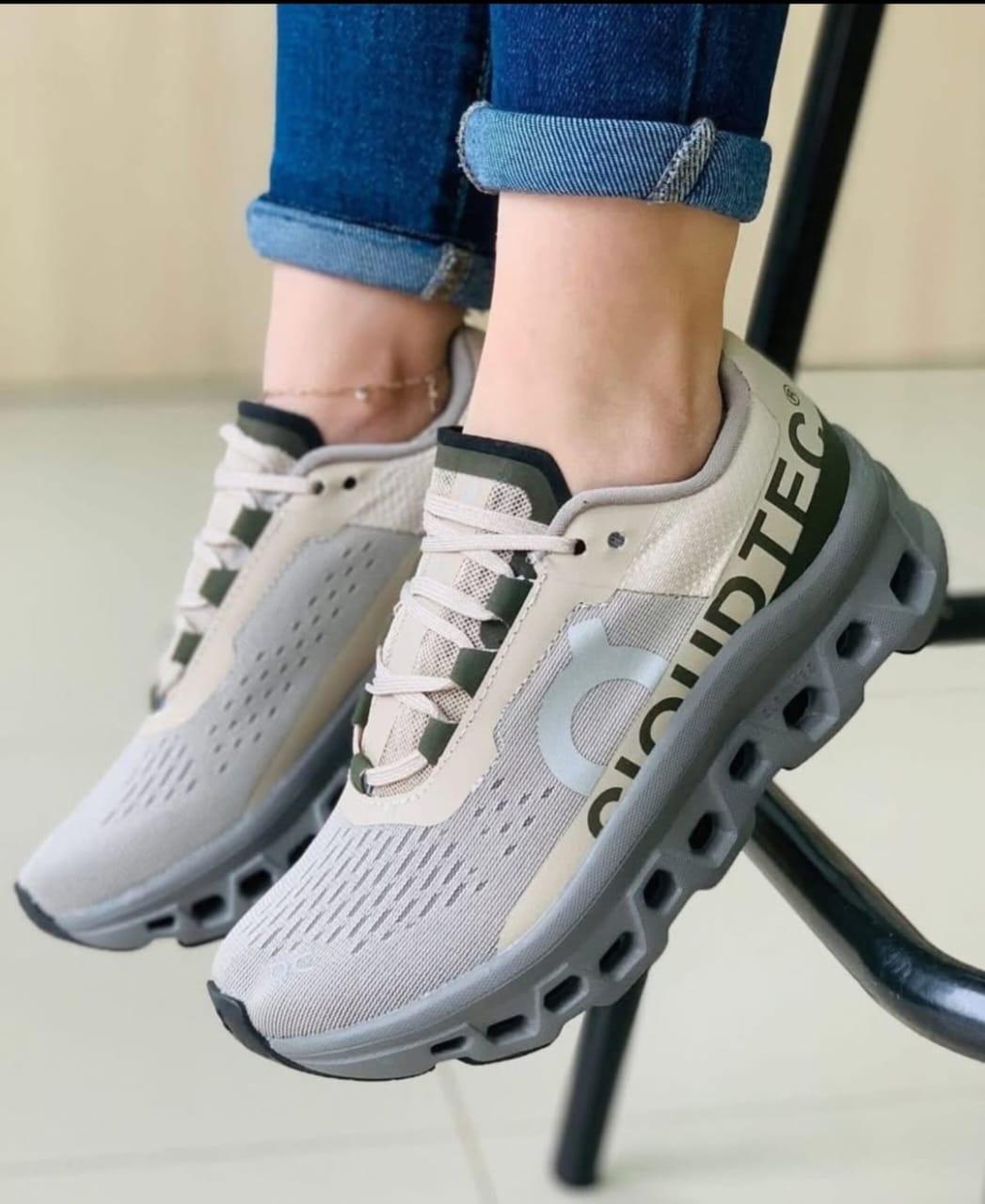 TENIS ON MONSTERSCLOUD BEIGE