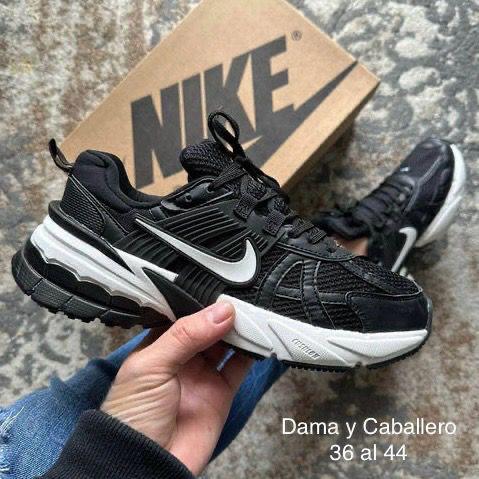TENIS NIKE V2K NEGRO/BLANCO