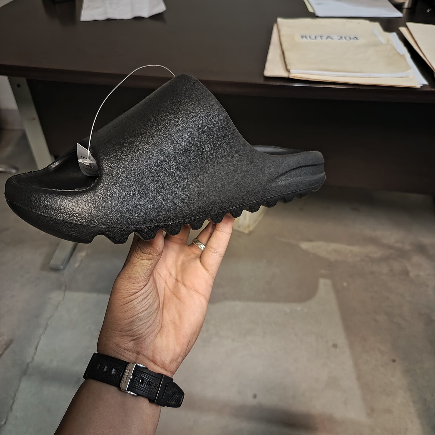 ADIDAS YEZZY SLIDE NEGRAS