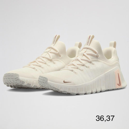TENIS NIKE METCON FREE CREMA